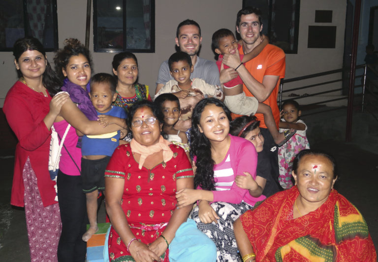 Huerto escolar en Nepal con niños